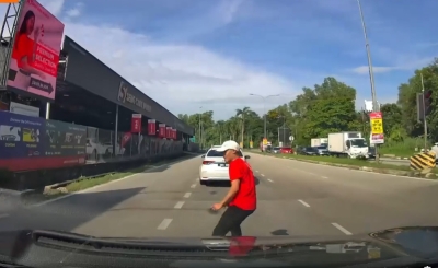 Kajang cops arrest foreigner after jumping on cars, causing crash in Bandar Sungai Long (VIDEO) 