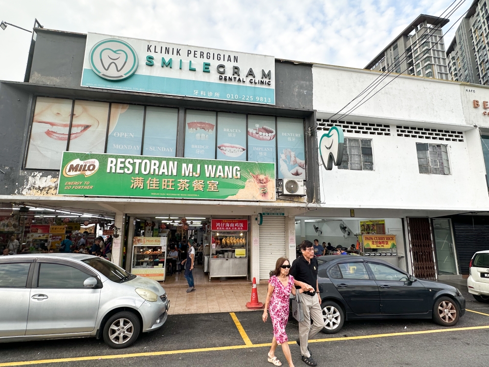 Restoran MJ Wang has now expanded to two shoplots.  — Picture by Lee Khang Yi