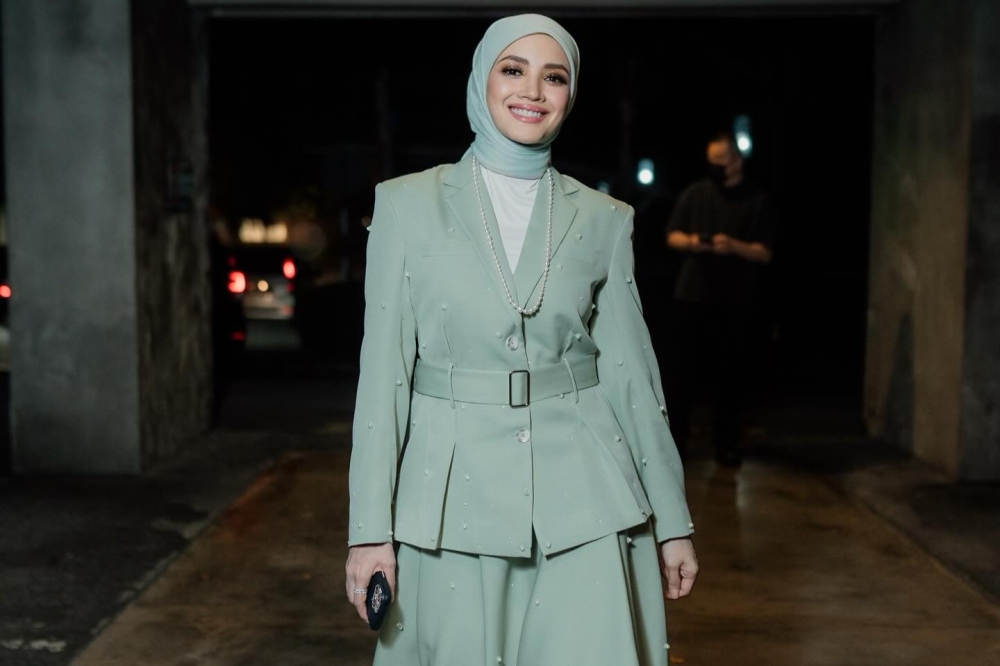 ‘I’m calm, let’s head inside court first’: Fazura arrives in white for divorce from Fattah Amin, protected by five bodyguards (VIDEO)