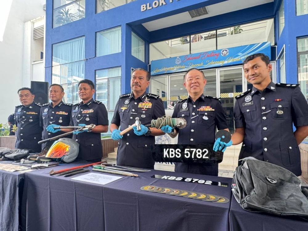 Penang police chief Datuk Hamzah Ahmad show the items said to be recovered from the robbery suspects who have been arrested.