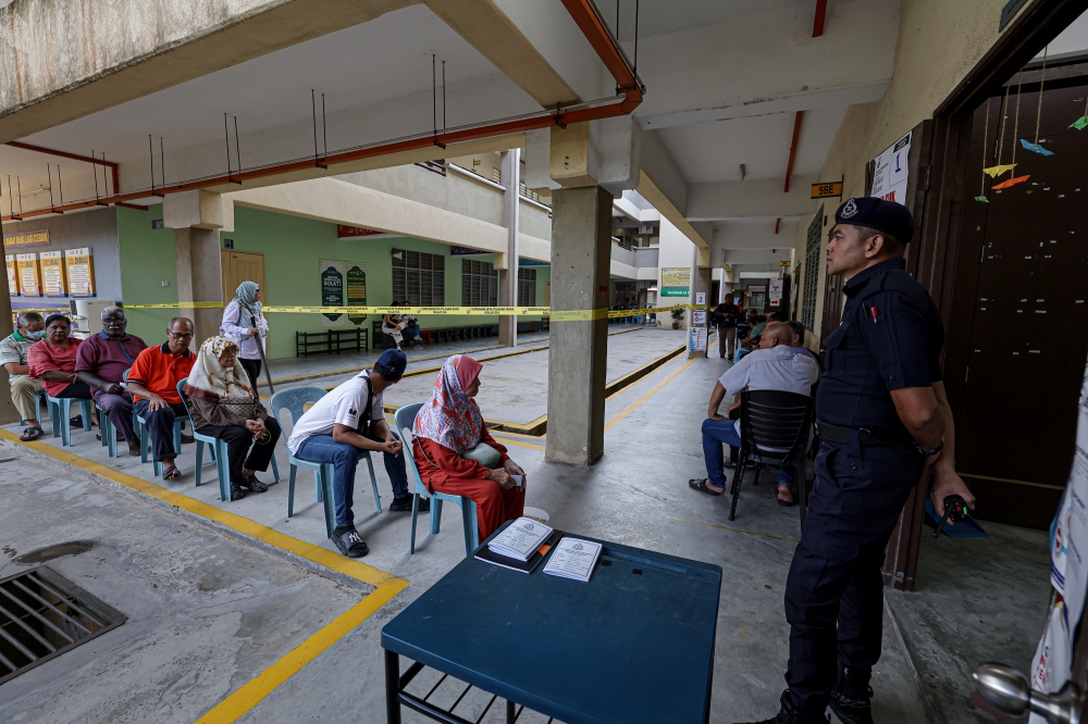 Voters at SMK Seri Perdana in Kluang, Johor waiting their turn to cast their ballots for the Mahkota state by-election on September 28, 2024. — Bernama pic