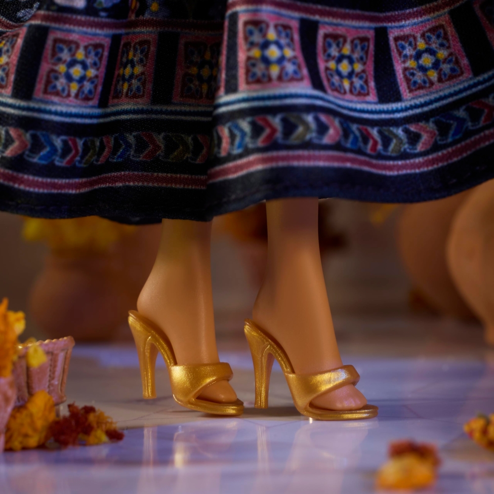 And to finish it, dainty gold heels. — Image from YouLoveIt.com