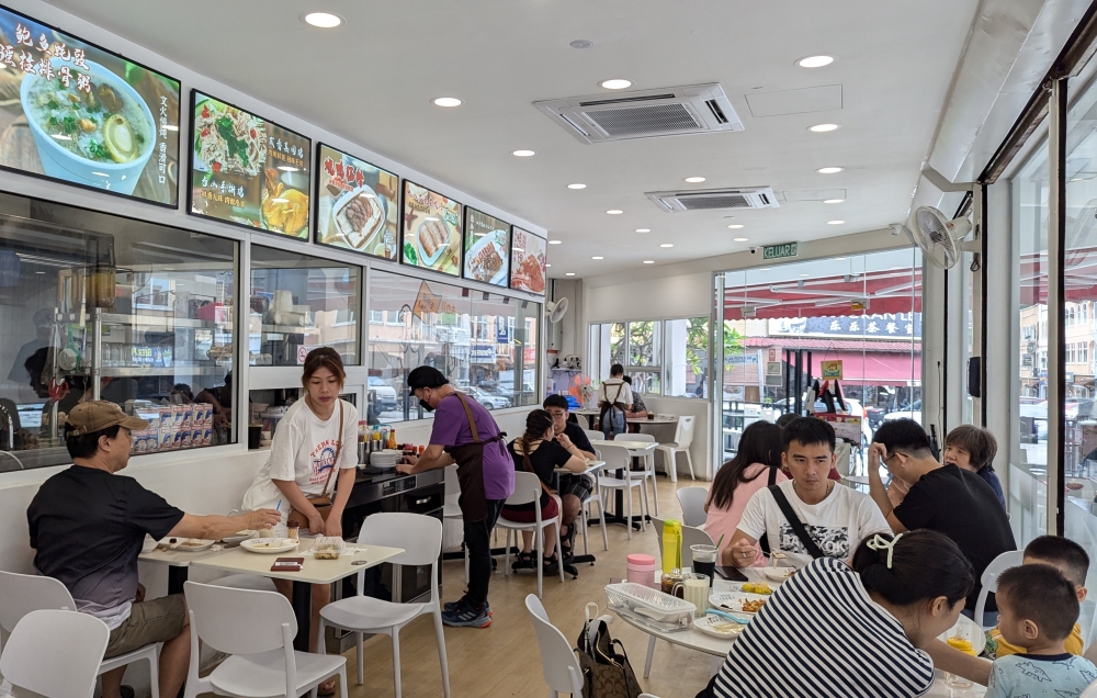 The inner dining area is quite small, so there is an extended outdoor seating area. — Picture by Ethan Lau