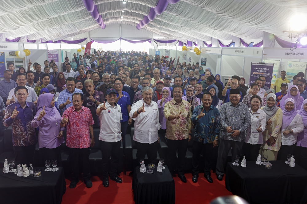 Umno president Zahid (front row, centre) warns BN and PH against complacency after the landslide Mahkota by-election. — Bernama pic