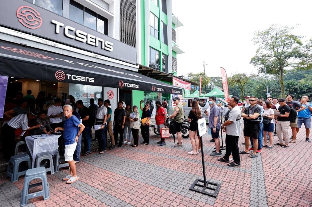 The crowd at the Vehicle Entry Permit (VEP) collection centre TCSens Sdn Bhd in Danga Bay, Johor Baru last week.  — Picture by Ben Tan