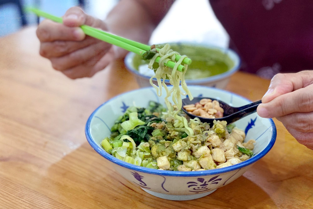 ‘Lei cha’ with spinach noodles. — Picture by CK Lim