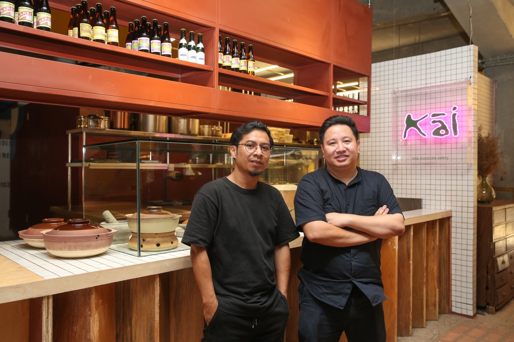 Chocha Foodstore executive chef Mui Kai Quan (right) with chef de cuisine Nazri talk about their new venture Kai New Nusantara Eatery — Picture by Yusof Mat Isa