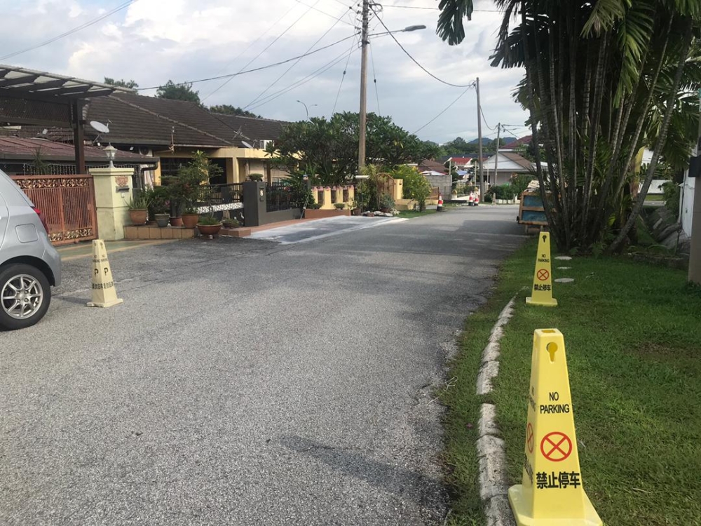 Safety cones with “no parking” signs are seen along Jalan Papan in Ipoh, Perak on October 5, 2024, purportedly placed by the Canning Garden Hillrise Coffee 16 cafe staff to prevent their patrons from parking haphazardly in the area. — Picture by John Bunyan