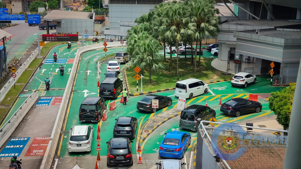 View of Singaporean vehicles entering through the Sultan Iskandar Building customs, immigration and quarantine (CIQ) centre. — Picture from Facebook/Unit Komunikasi dan Korporat Pejabat Imigresen Bangunan Sultan Iskandar