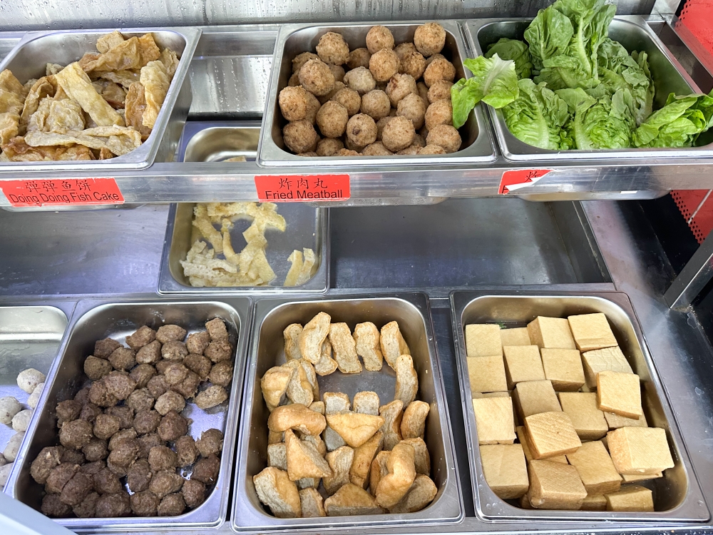 Inside the chiller, select which items you want with your meal from various meat balls, fish balls, beancurd, 'sar kot' and more. — Pictures by Lee Khang Yi