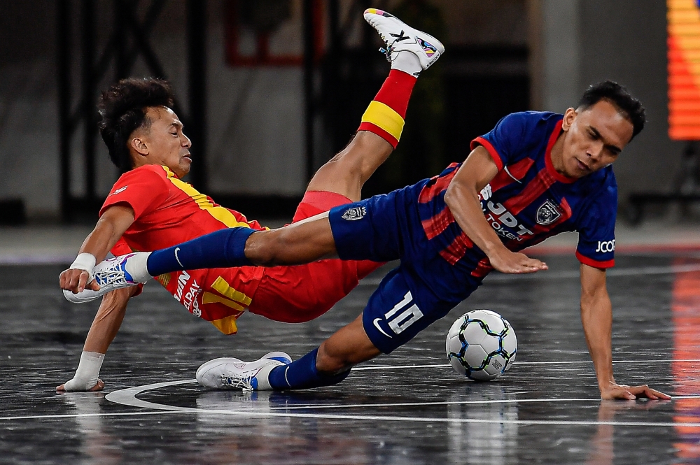 The match exploded into life in the second half, with JDT adding two more goals through Mohd Firdaus Ambia (27th minute) and Mohd Azwann Ismail (33rd minute) to go 3-1 ahead before the Red Giants narrowed the deficit through a Muhammad Aidil Shahril Rosli goal in the 35th minute. — Bernama pic