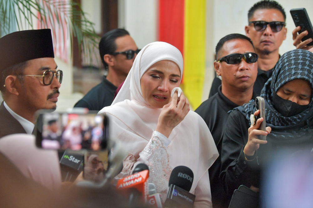 A tearful Fazura had accused Fattah of cheating saying she had proof. — Picture from Bernama