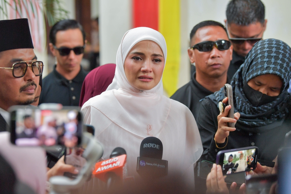 ‘Gol & Gincu’ actress Fazura, whose real name is Nur Fazura Sharifuddin, 41, was met by reporters after divorce proceedings at the Petaling Syariah Lower Court in Subang Bestari, October 7, 2024. — Bernama pic 