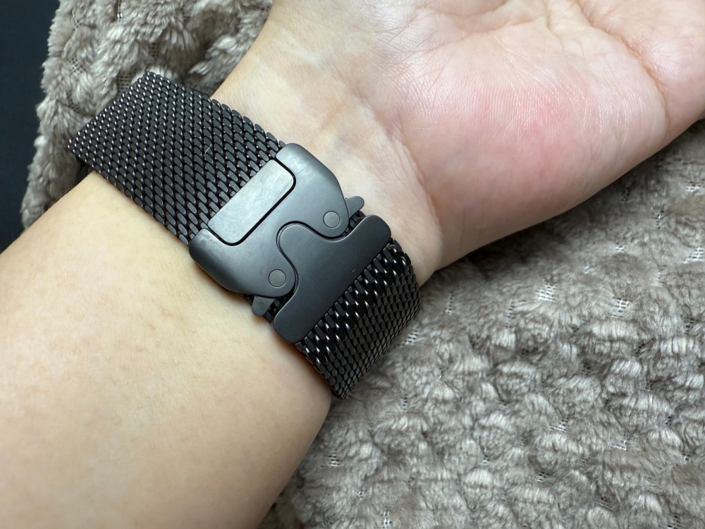 The clasp of the new Milanese loop is both aesthetically pleasing and practical, and passes my own one-handed test. — Picture  by Erna Mahyuni