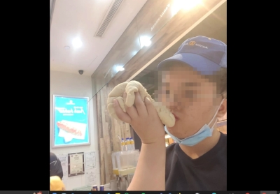 面团，别那样做！马来西亚椒盐卷饼连锁店“Auntie Anne's Malaysia”因在视频中嗅闻和亲吻面团而被解雇；暂时关闭谷中城分店