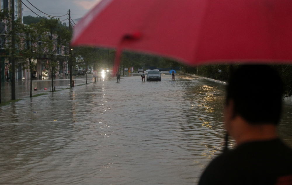 Monash University Malaysia Environmental Psychology expert Dr Ooi Wee Liam said few studies have shown that after natural disasters or extreme events, such as floods, people have reported worsening levels of mental health — including stress, anxiety, and depression. — Picture by Farhan Najib