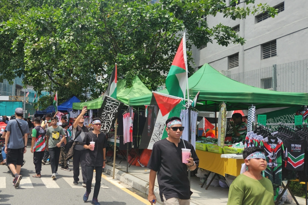 Some roadside stalls observed selling pro-Palestine merchandise, snacks and drinks. — Picture by Arif Zikri