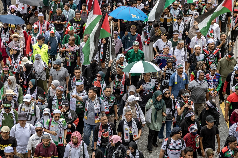 Participants had marched along Jalan Tun Razak to both cheers and jeers from commuters. — Picture by Firdaus Latif