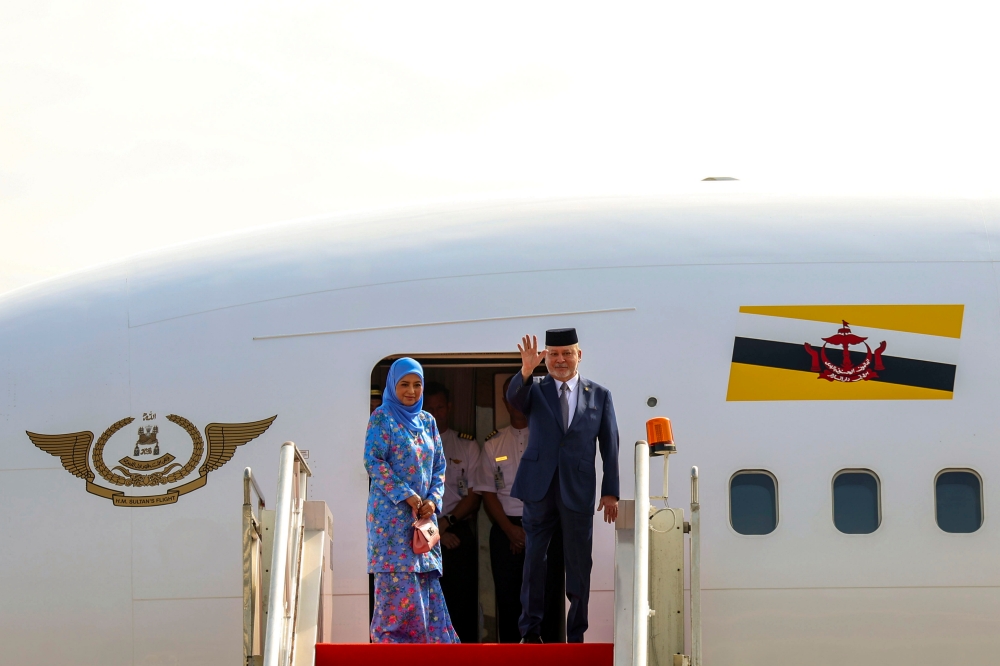 King and Queen of Malaysia His Majesty Sultan Ibrahim and Her Majesty Raja Zarith Sofiah wave before leaving for Brunei today for a three-day state visit October 13, 2024. — Bernama pic