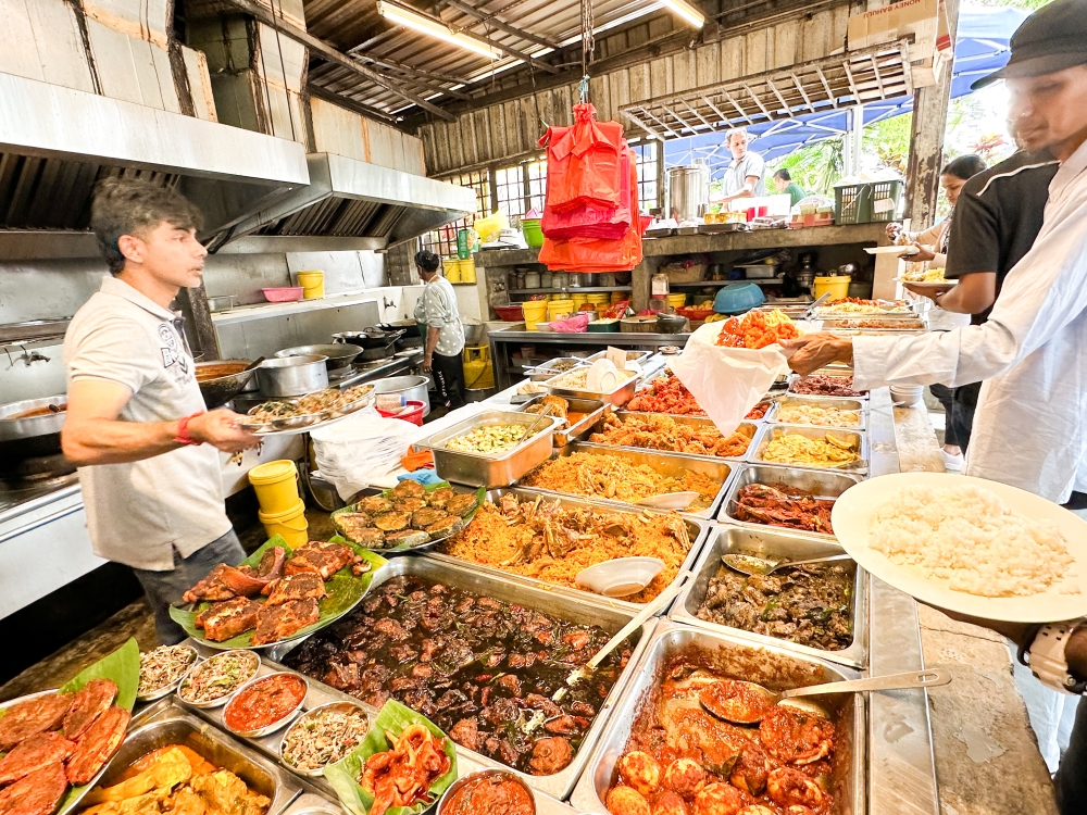 Behind the counter, you can see their cooking stations where all the dishes are made fresh. — Pictures by Lee Khang Yi