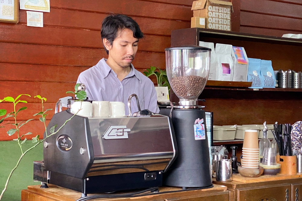 Owner and barista Faiz making espresso-based coffee for customers.— Picture by CK Lim