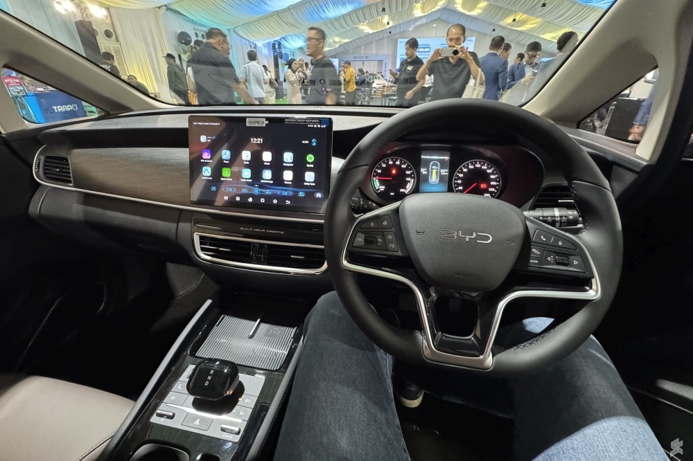 The BYD M6 include a 12.8″ rotating screen on the dashboard, 360-degree camera and support for Apple CarPlay and Android Auto with an optional Karaoke microphone feature with full access to lyrics. — Picture by SoyaCincau