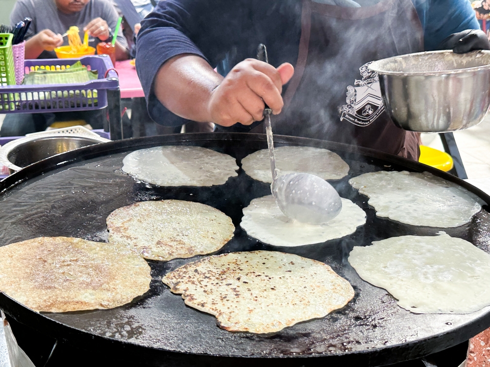 Look for these freshly-made ‘lempeng kelapa’ for just RM1. — Picture by Lee Khang Yi