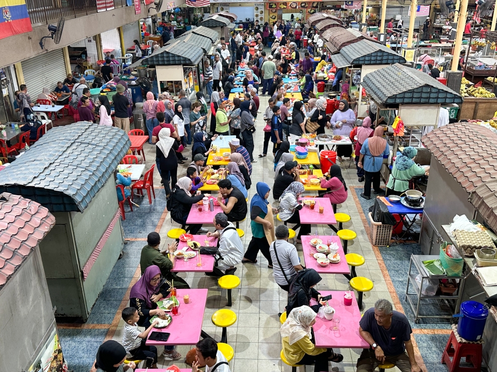 Visit Pasar Sungai Besi to feast on many Malay eats. — Picture by Lee Khang Yi