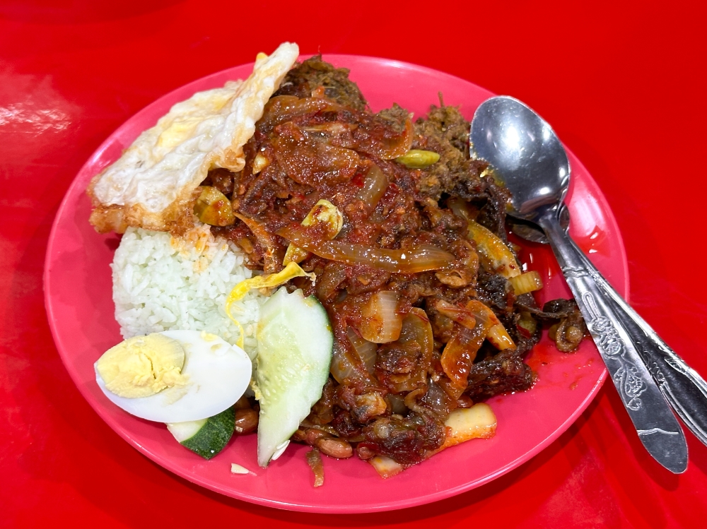 Another ‘nasi lemak’ stall opposite Pak Chat Soto offers a green coloured rice with tender ‘daging rendang’. — Picture by Lee Khang Yi