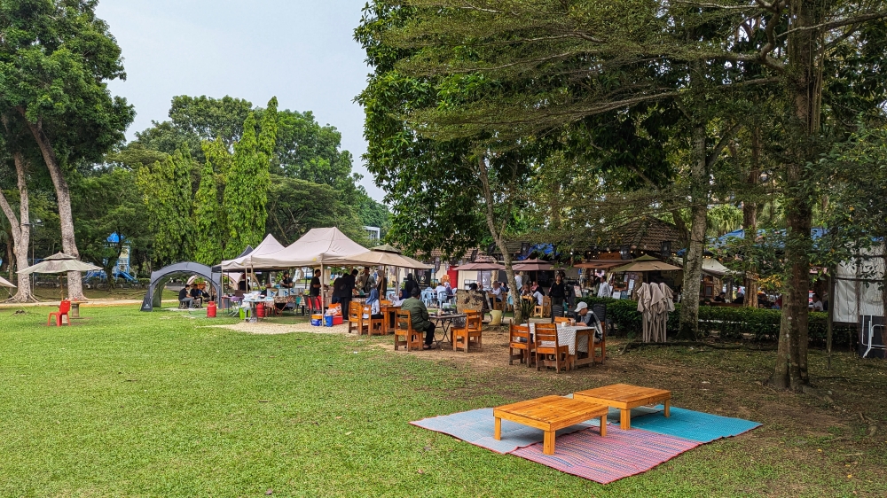 When was the last time you had a mini picnic in the park? — Picture by Ethan Lau