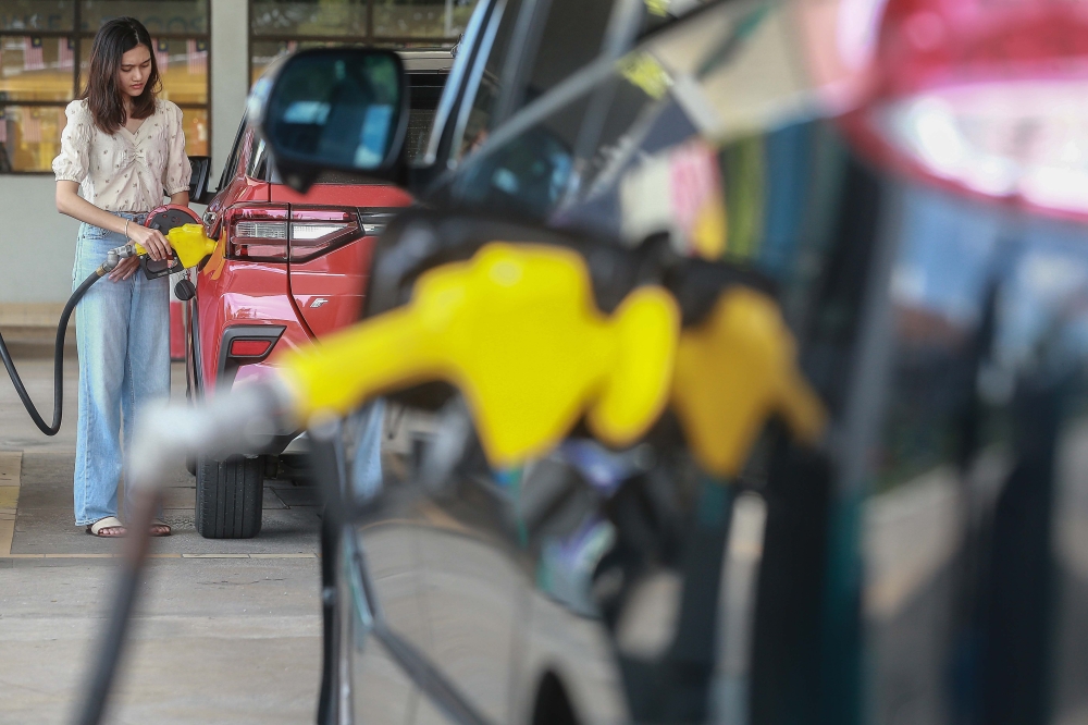 SUNGAI BULOH 16/10/2024 Road user was seen refueling their vehicles before resuming their trip here at Sungai Buloh. PICTURE BY SAYUTI ZAINUDIN