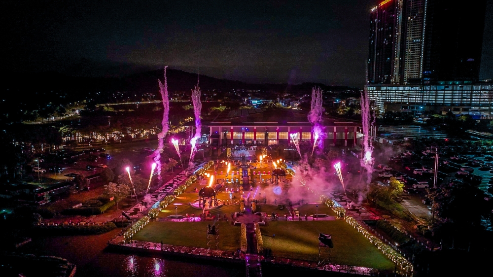 Outside, the skies above Setia Alam were illuminated by an unforgettable fireworks display, adding to the night’s magic. — Picture courtesy of DMY Creation 