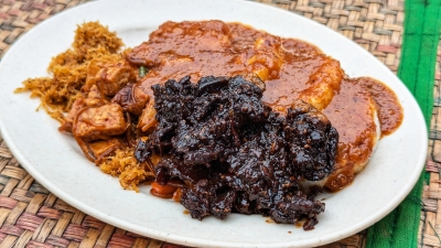 A picturesque outdoor meal with ‘lontong darat’ at Warong Dahaan in Seksyen 10, Shah Alam