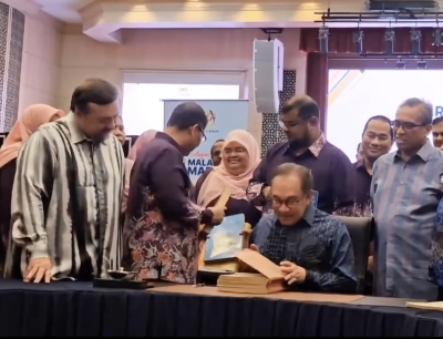 PM Anwar checks on Budget 2025 preparations at Finance Ministry