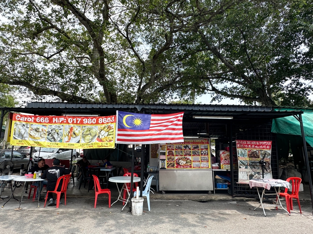 Look for the stall that is opposite Kahwheel Auto Service Center in Taman Bukit Maluri. —Picture by Lee Khang Yi