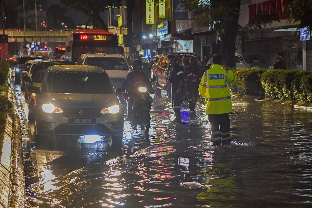 Roads in the city near Jalan Sultan Azlan Shah was submerged by flash floods following heavy rain on Aug 22. — Bernama pic