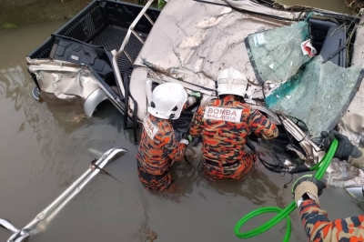 Elderly driver killed as pickup plunges into water-filled ditch on Jln Kuching-Serian