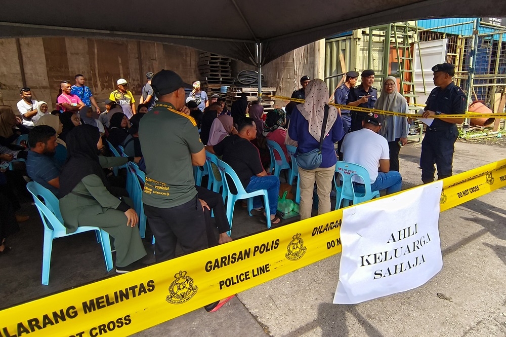 Family and friends of the victims are seen during a briefing at the SAR operation site. — The Borneo Post pic 