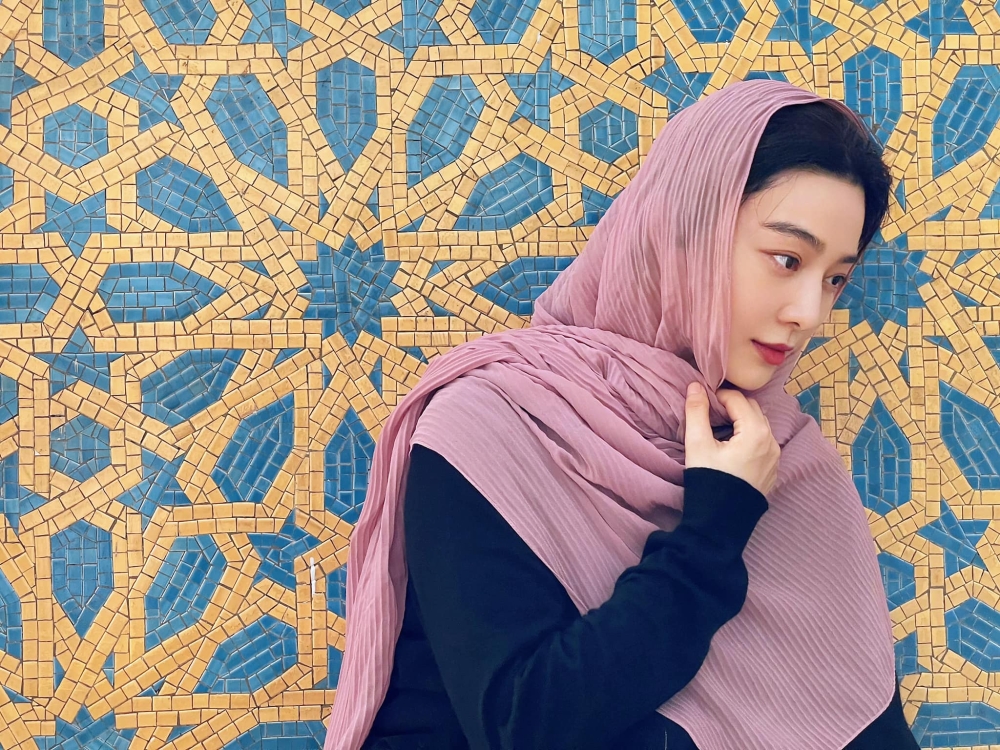 Actress Fan Bingbing looked stunning in her photos from her visit to a Kedah mosque. — Picture via Facebook/Fan Bingbing official