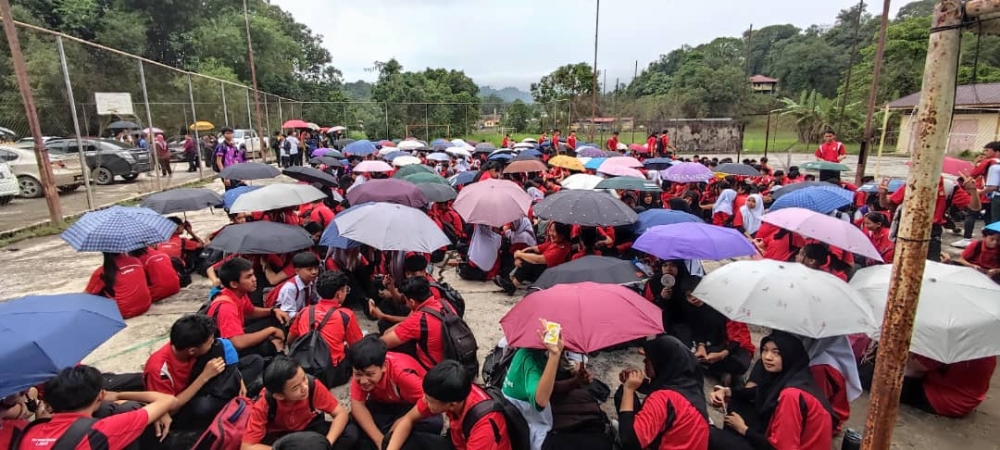 Students wait for further instructions at the school this morning. — Bomba photo