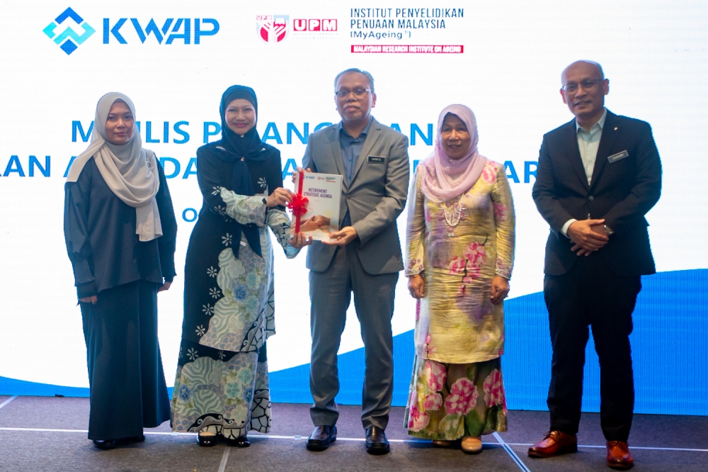 Datuk Shaiful Ibrahim, Deputy Director-General of Public Service, with representatives at the launch of KWAP’s Strategic Retirement Agenda report at Mercure Living, Putrajaya. October 22, 2024. — Picture by Raymond Manuel