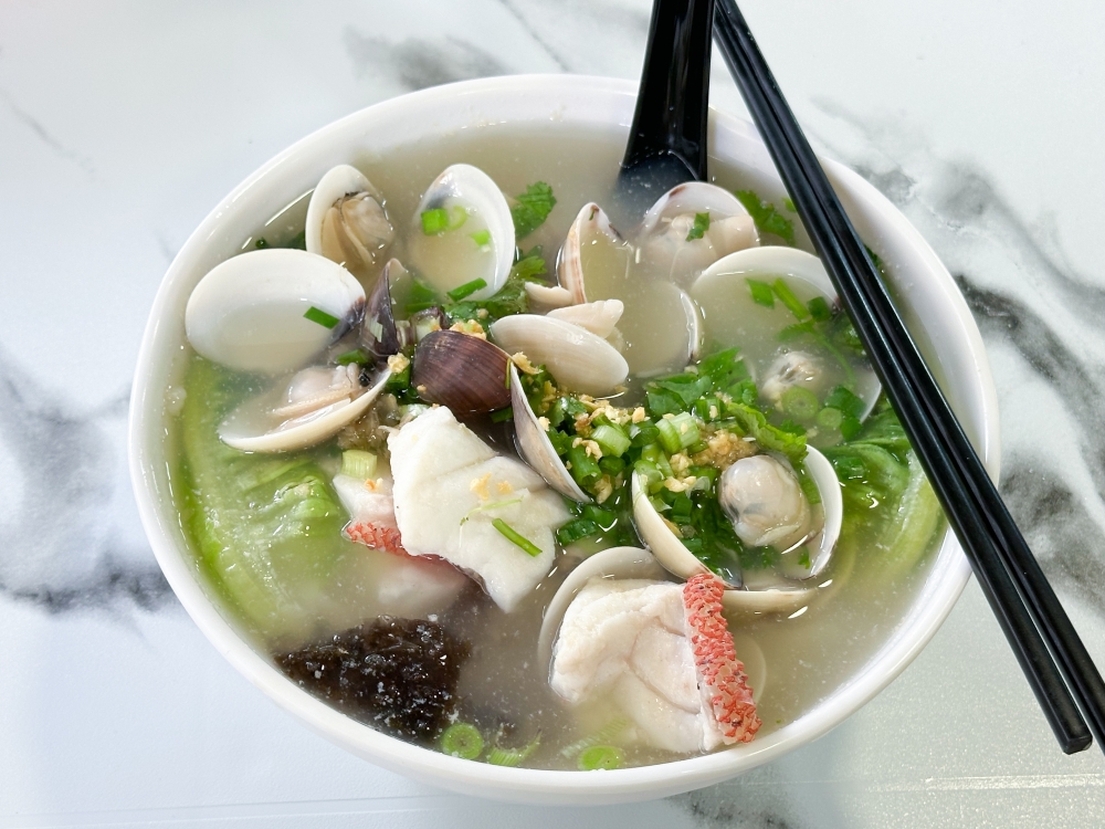 Pick the fish of your choice; in this case it's the Leopard Coral Grouper Noodles with an extra helping of white shell clams. — Pic by Lee Khang Yi