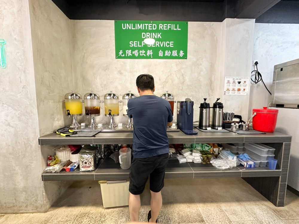 Choices for hot (coffee and tea) and cold drinks like sour plum, honey lemon, orange juice, ice lemon tea, soya bean and Chinese tea are available with free refills at the counter once you fork out RM3.50. — Pic by Lee Khang Yi