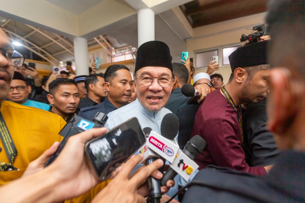 Prime Minister Datuk Seri Anwar Ibrahim leaves Surau Ar-Rahman in Putrajaya after performing Friday prayers, October 25, 2024. — Picture by Raymond Manuel