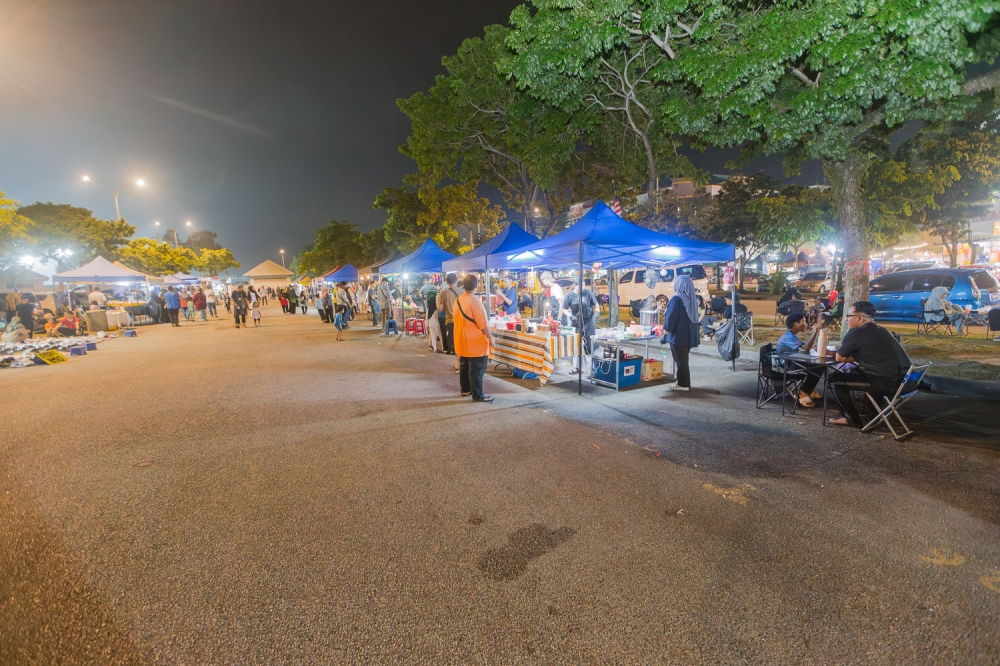 The open carpark space in Subang Bestari that is becoming a food and coffee haven for the locals there. — Picture by Raymond Manuel