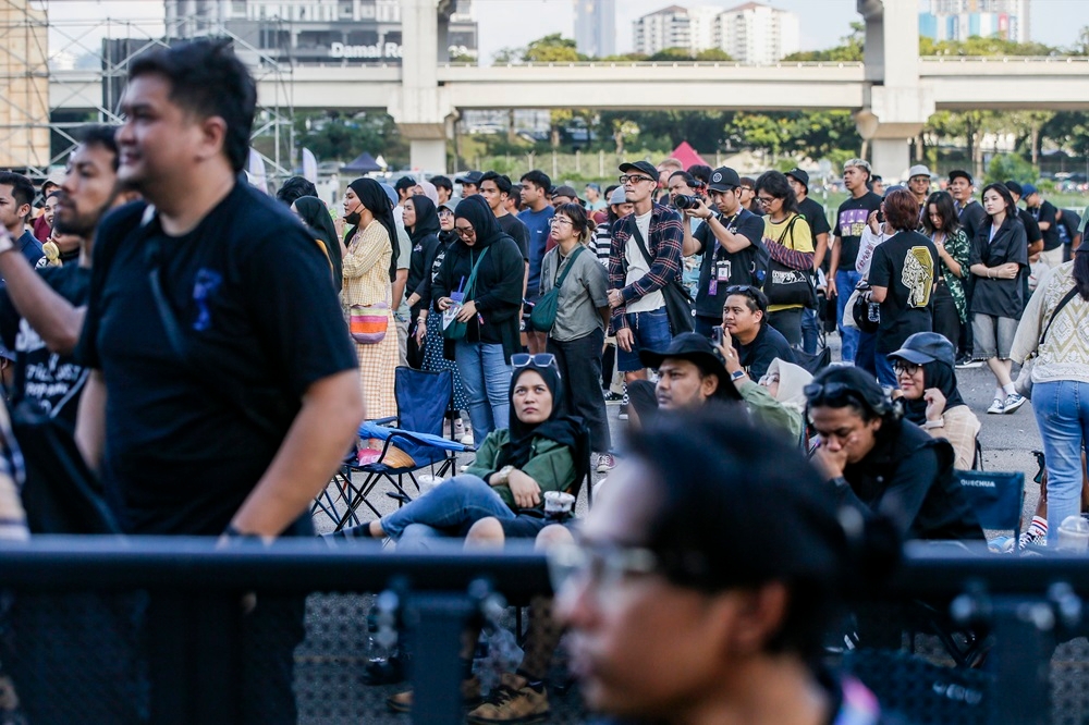 Some local concertgoers bringing their own ‘healing chairs’ during the 2023’s Nusafest. — Picture by Hari Anggara