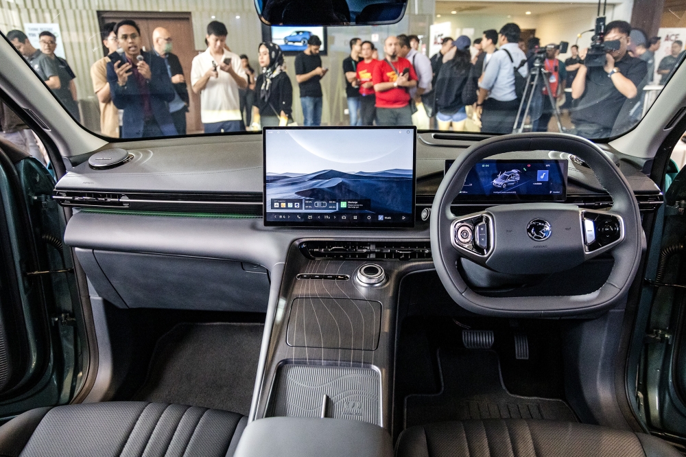 A 15.4-inch 2.5K touchscreen with Flyme Auto integration offers a streamlined infotainment experience, supported by a 7nm automotive-grade chip. Picture by Firdaus Latif