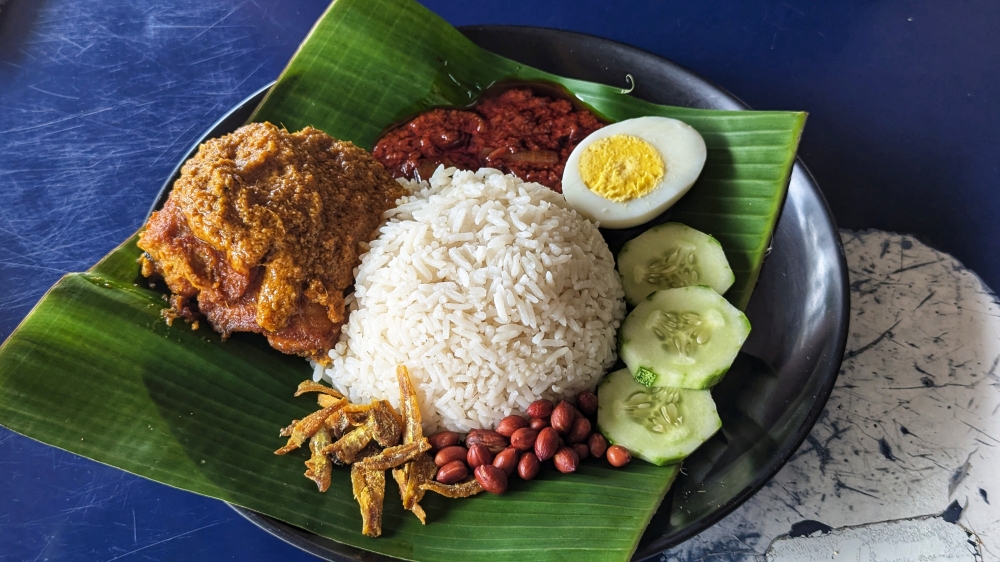 Auntie Ling’s ‘nasi lemak’ is a good version, with slightly sweet ‘sambal’ and tasty ‘ayam rendang’. — Picture by Ethan Lau