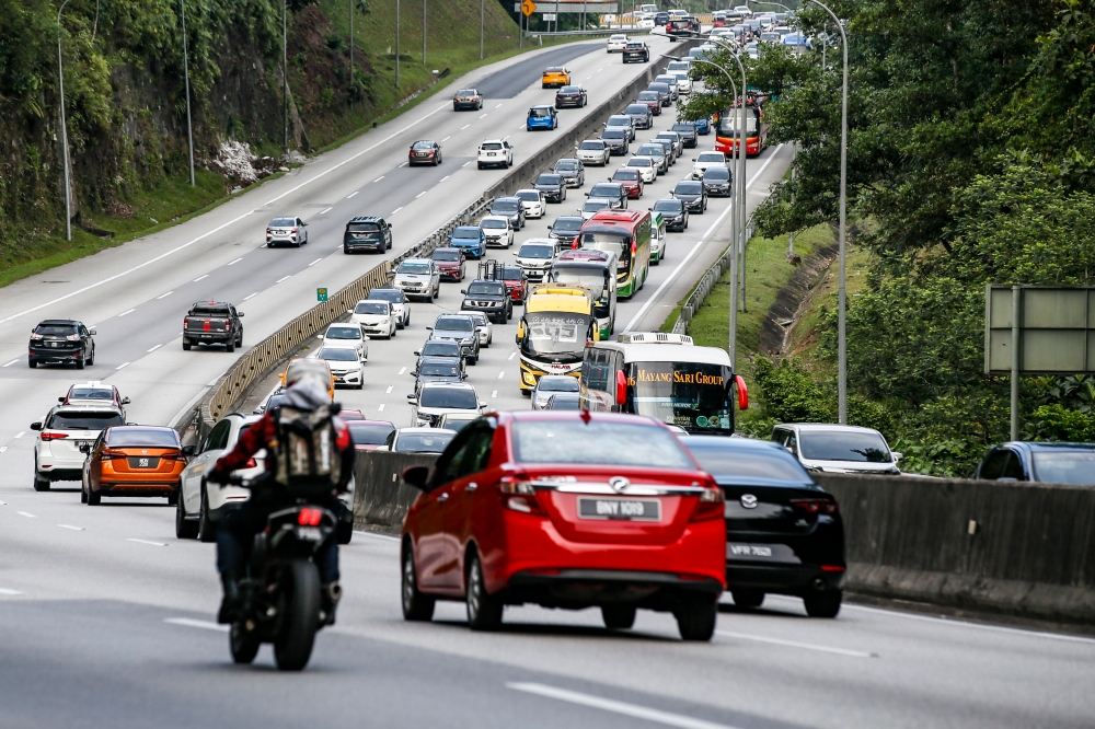 A full tank in some cars can cover about 800km, enough for a round trip from Kuala Lumpur to Penang. — Picture by Hari Anggara