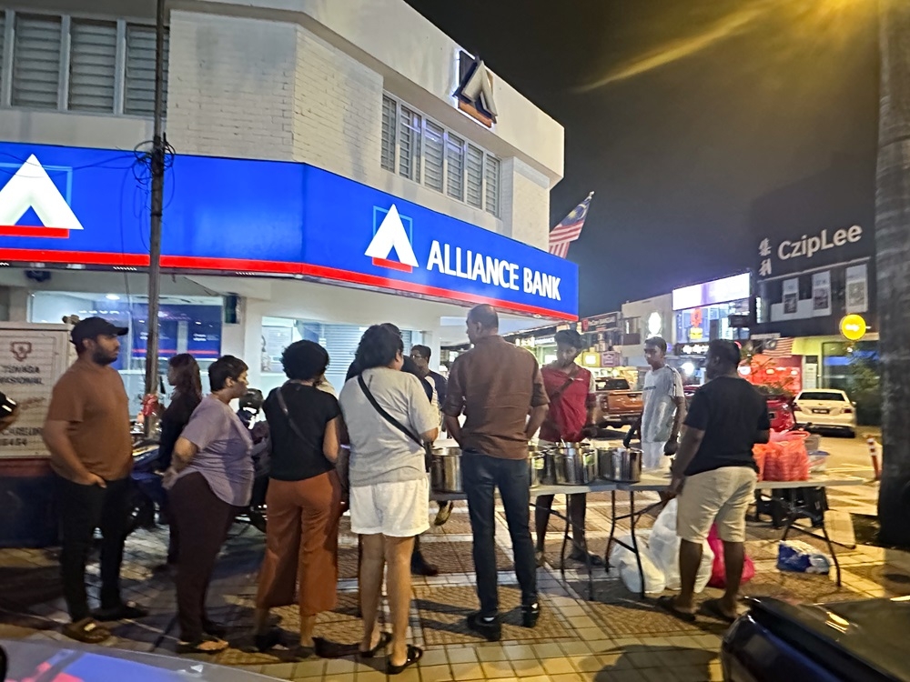 There’s already a crowd of eager people waiting in queue at midnight to pack home their ‘seeraga samba’ biryani. — Picture by Lee Khang Yi